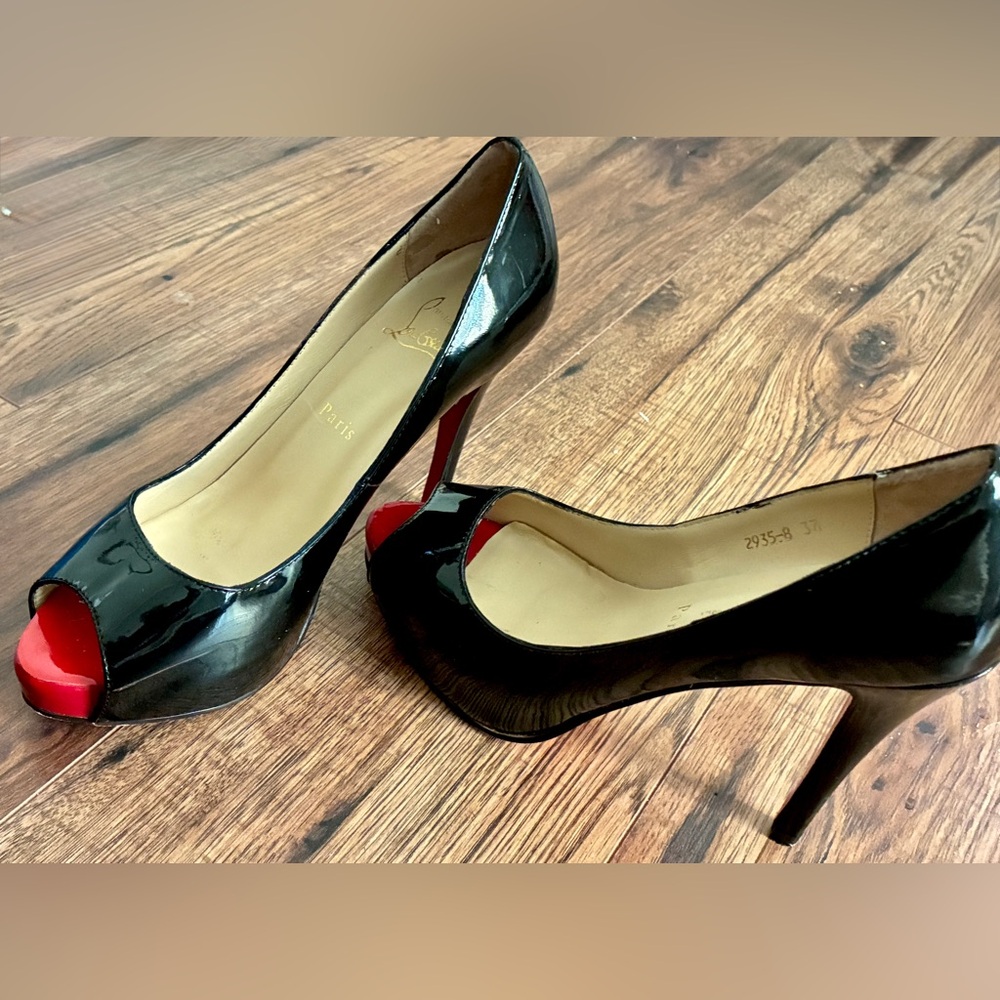 EUC AUTHENTIC Christian Louboutin
Very privé patent leather peep toe heels - Picture 4 of 10